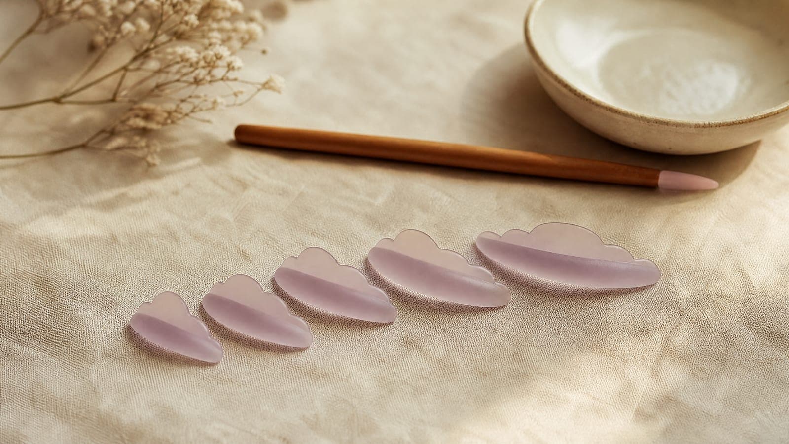 Silicone lash shields and a fine applicator arranged on a cream cloth